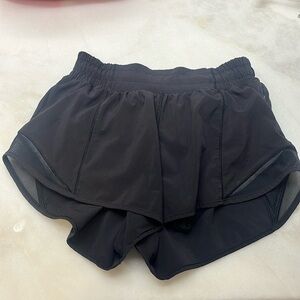 Black lululemon hotty hots 2.5”